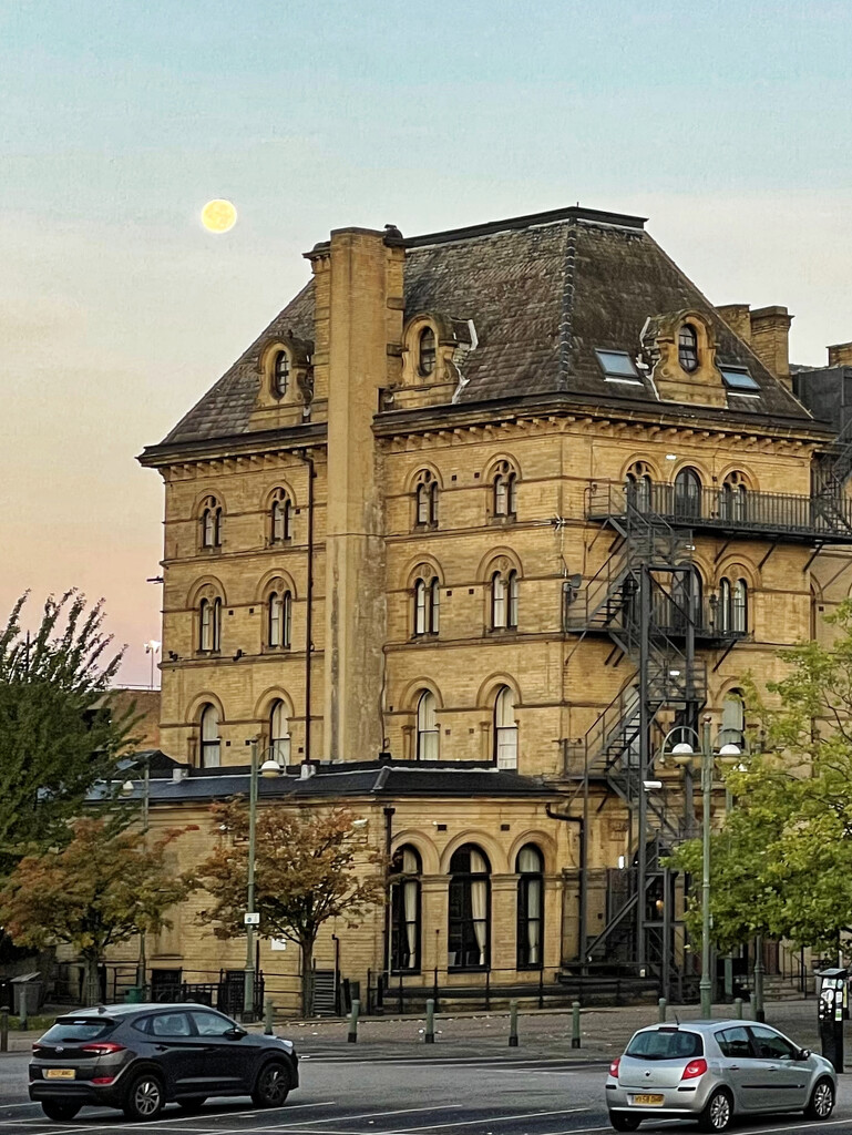 2021-09-22 Victorian Moon by cityhillsandsea