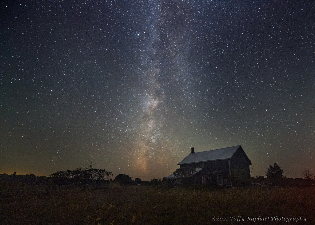 Barn Isn't Lonely with Milky Way as its Friend by taffy