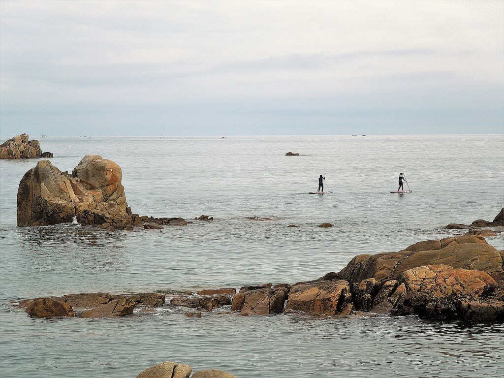 Paddling in the rocks by etienne