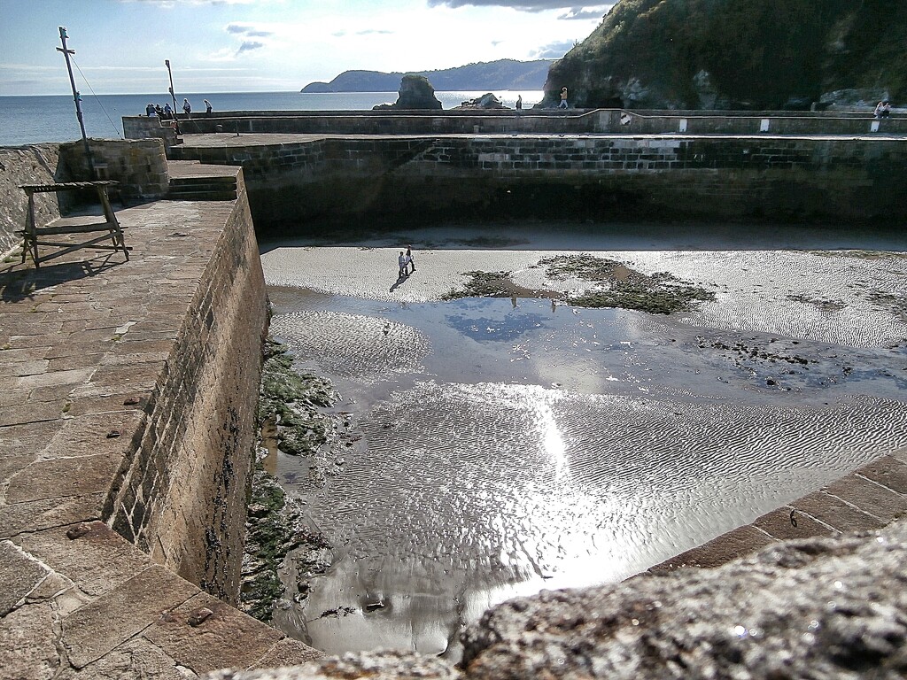 Very low tide.... by cutekitty