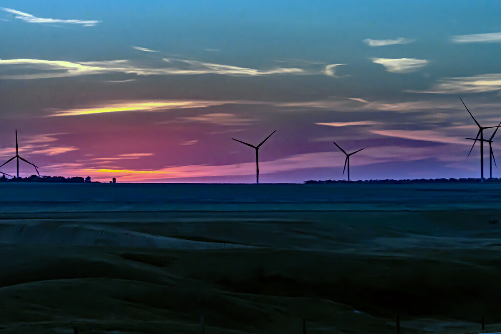 Assiniboia Sunset by farmreporter