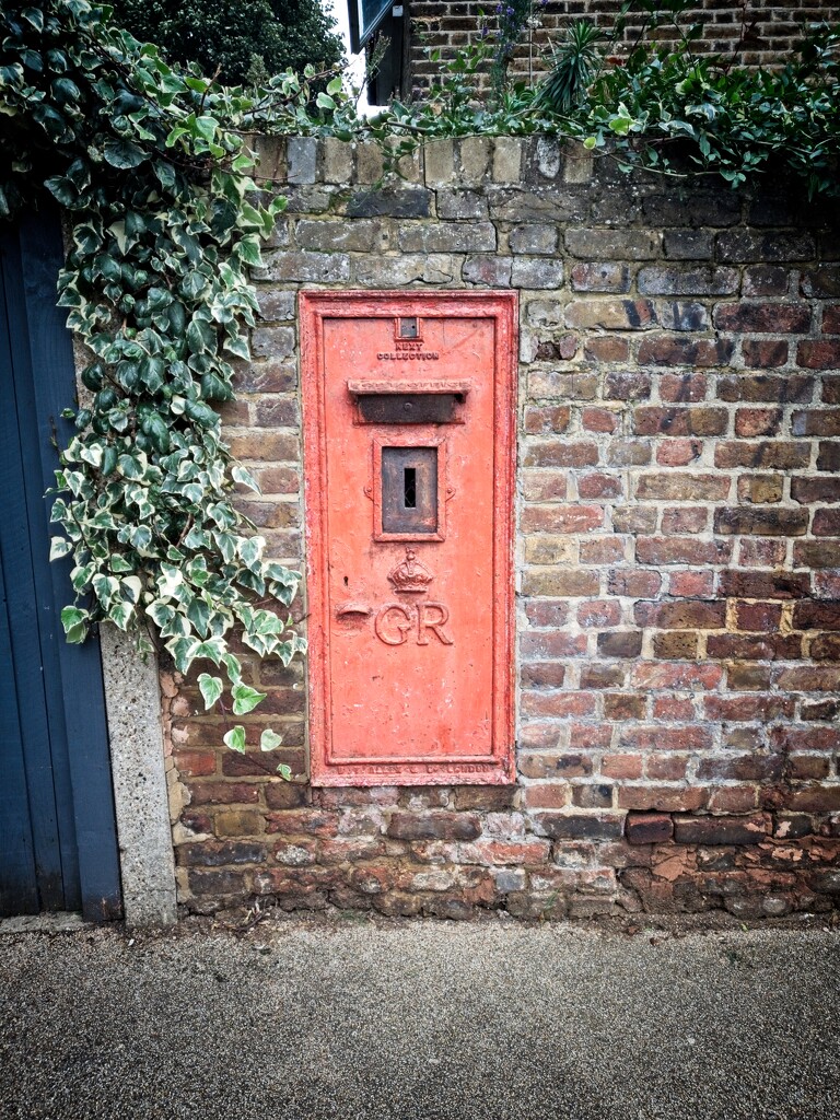 Old Post Box by billyboy