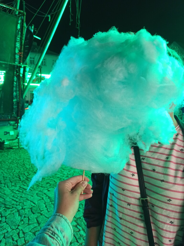 Huge "small" cotton candy  by gabis