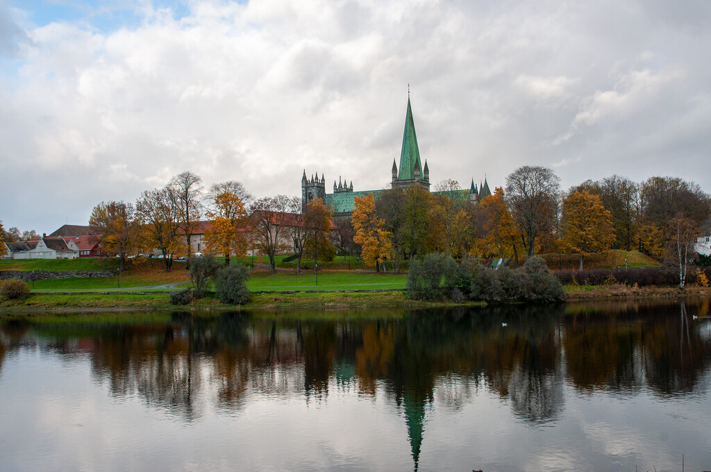Nidaros Cathedral in the autumn by elisasaeter