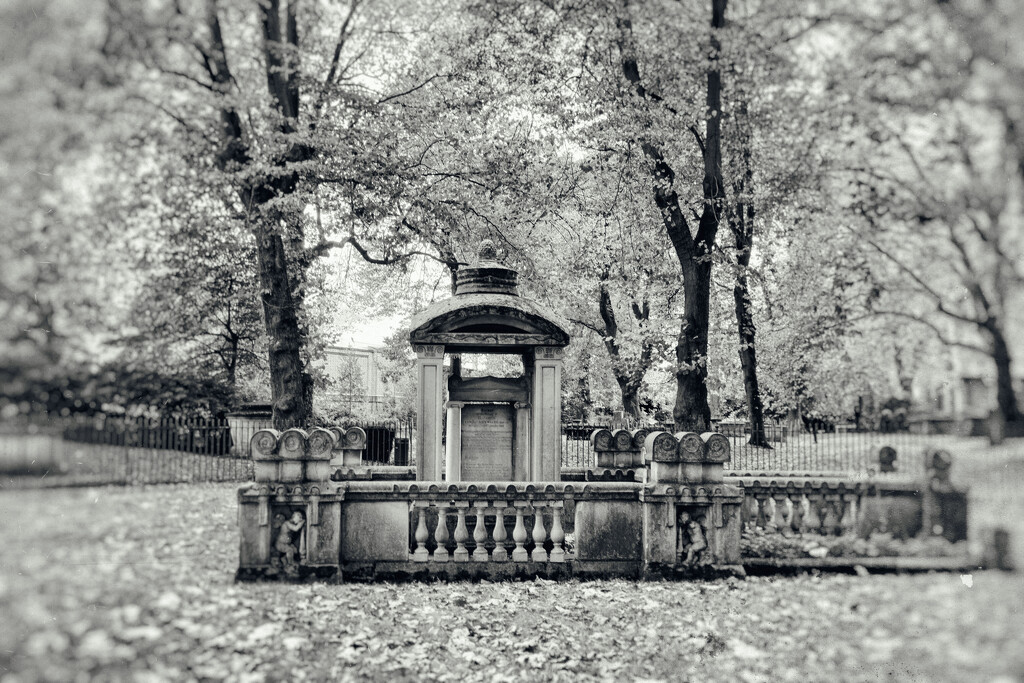 Sir John Soane's grave by rumpelstiltskin