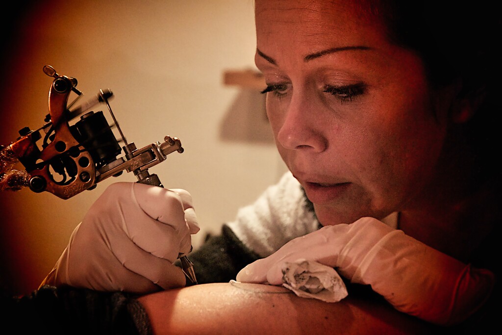 The tattoo artist by okvalle