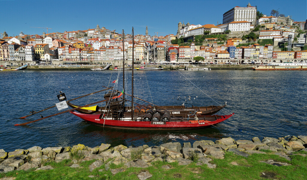 1111 - Rabelo boat at Porto by bob65