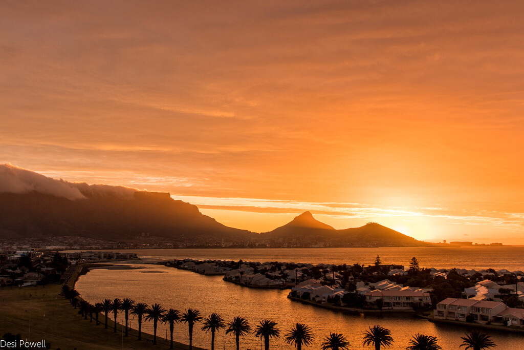 Sunset in Cape Town by seacreature