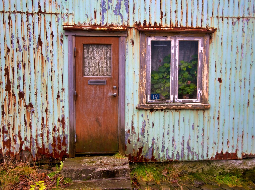 abandoned building by okvalle