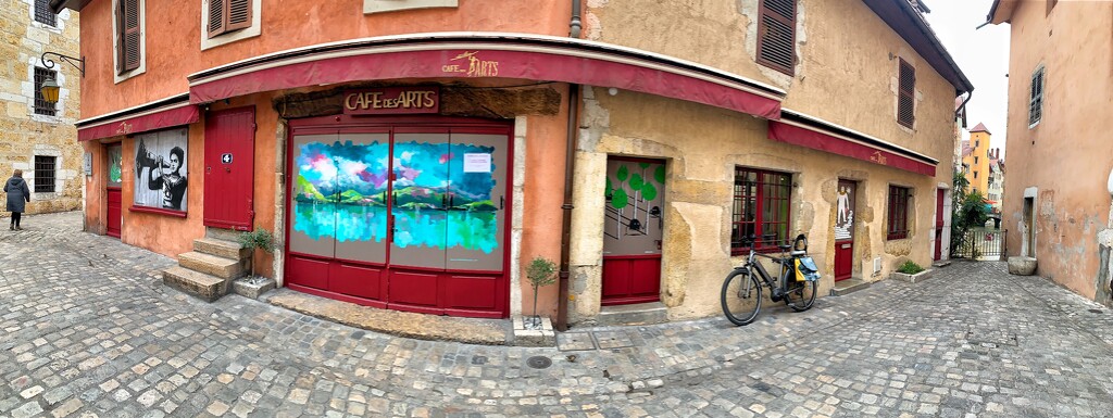 Le café des arts in Annecy.  by cocobella