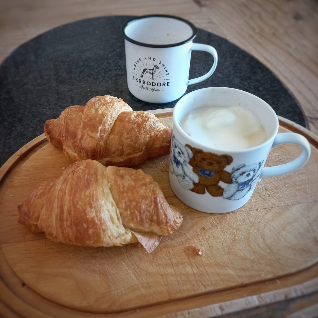 Croissant and Cappuccino  by salza