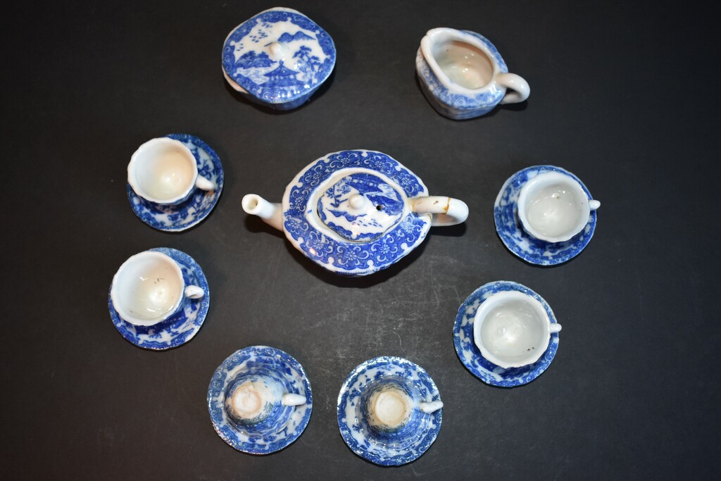 Antique tea set by thedarkroom