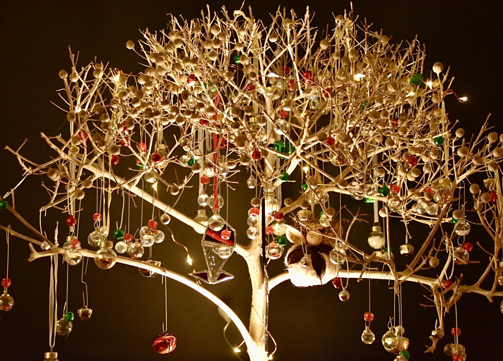 Festive button tree by wakelys