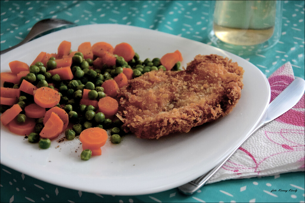 Fried chicken breast with vegetables by kork