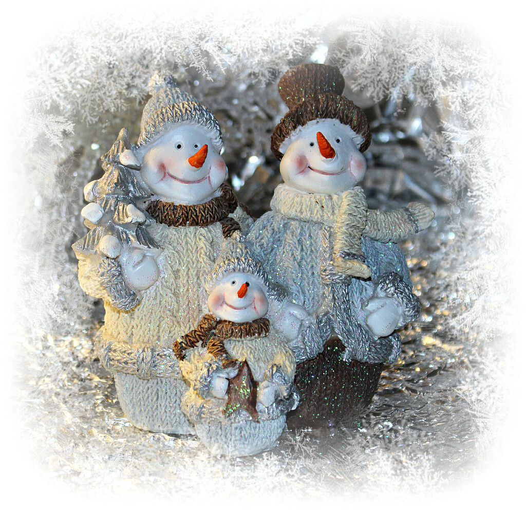 Snowman Family. by wendyfrost