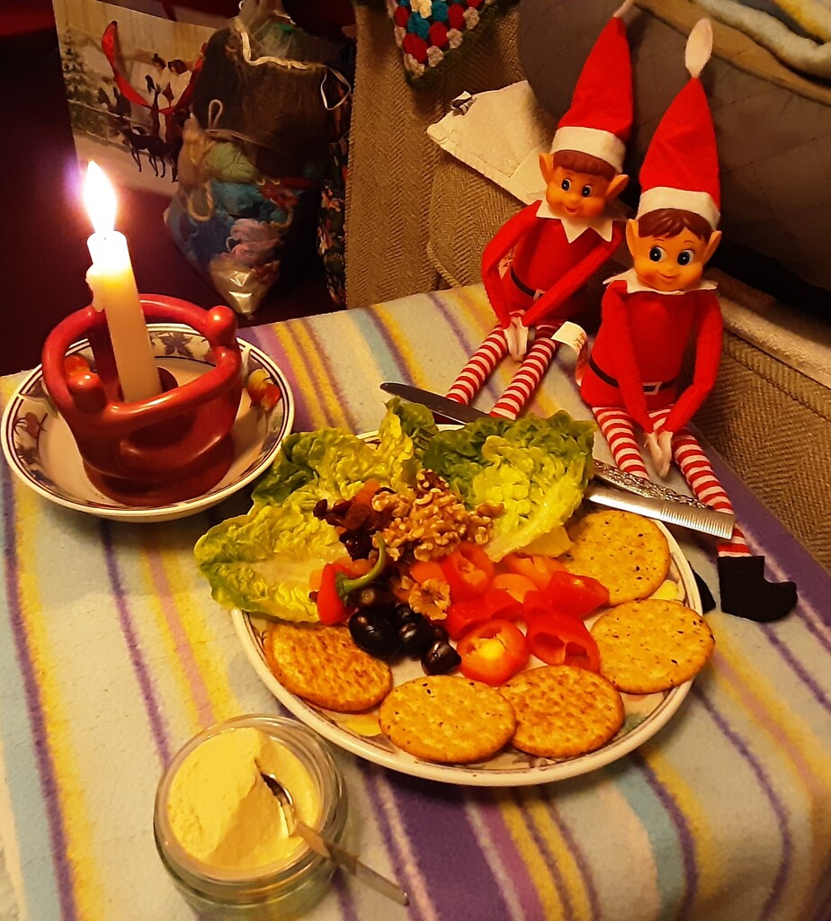 A snack with elves. by grace55