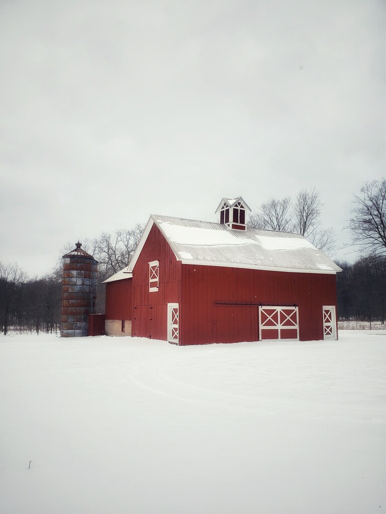 Snowy barn by edorreandresen