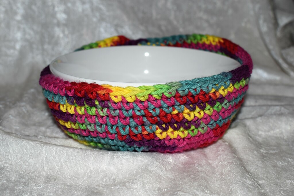 Crocheted bowl cozy by sandlily