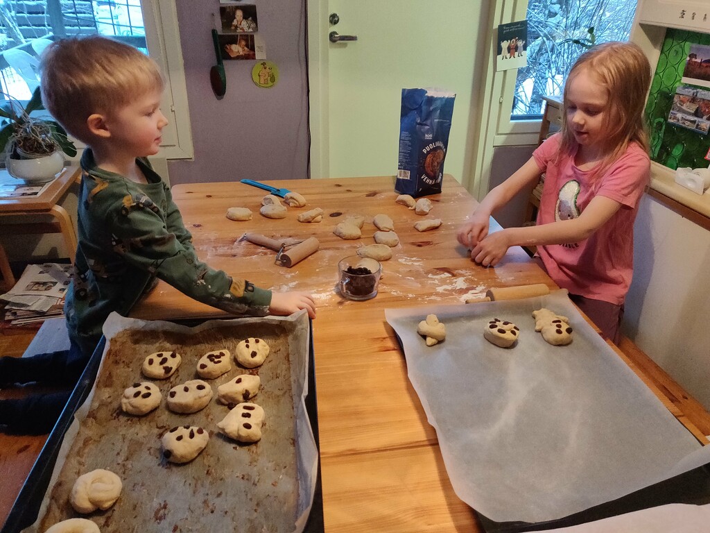 Grandchildren baking by annelis