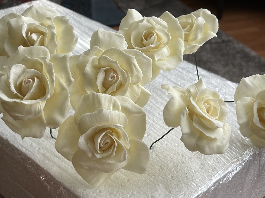 Sugar flower roses  by bizziebeeme
