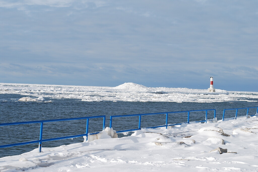 wind chill sub-zero conditions at lighthouse by stillmoments33