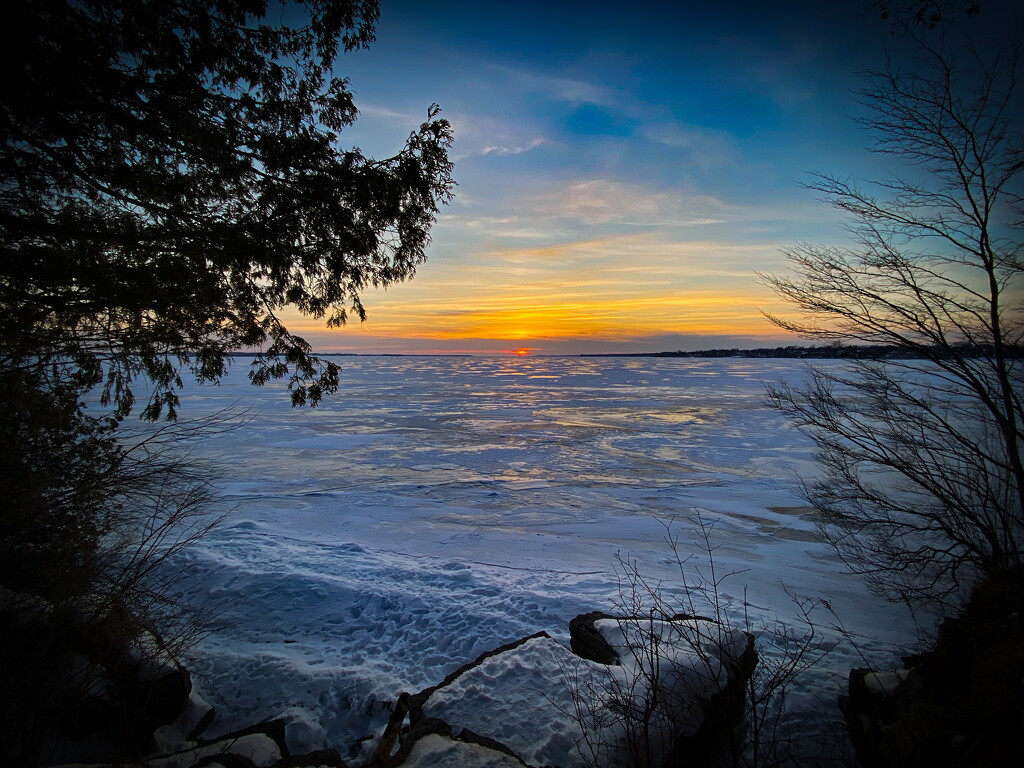 Sunset over Lake Ontario by frantackaberry