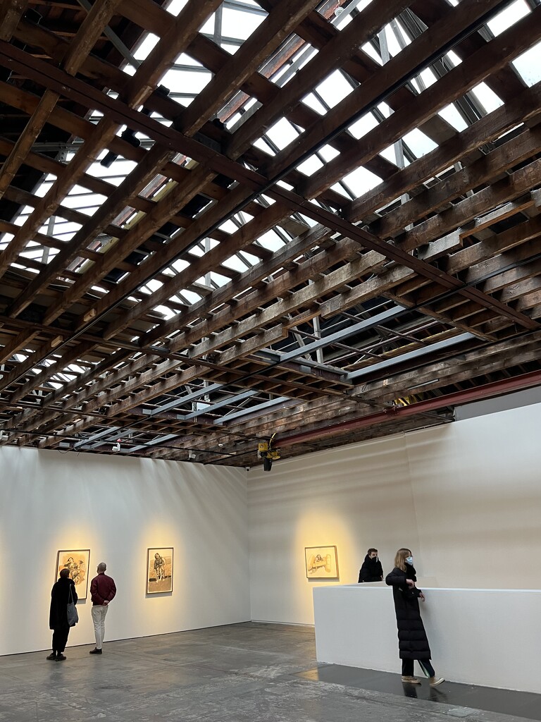 Framing the art - Temporary wooden beams  by cawu