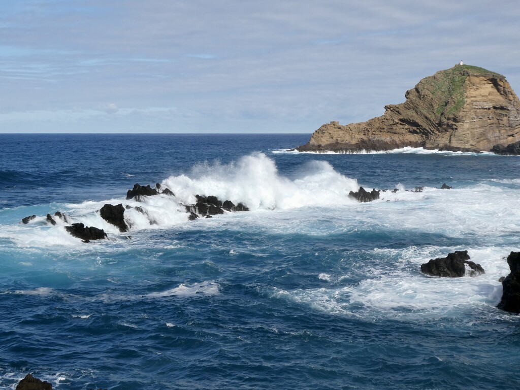 Huge waves over the lava pools at Porto Moniz by orchid99