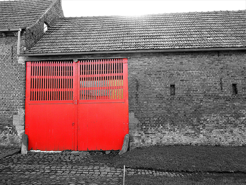 The red barn door by etienne