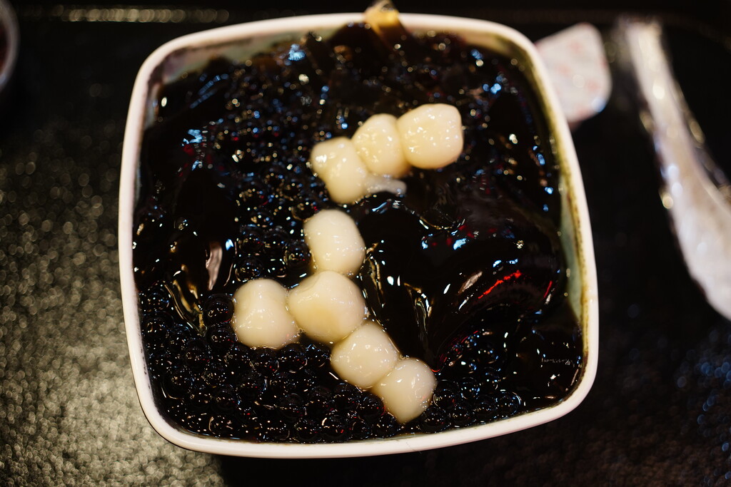 Dessert (grass jelly and boba) by acolyte