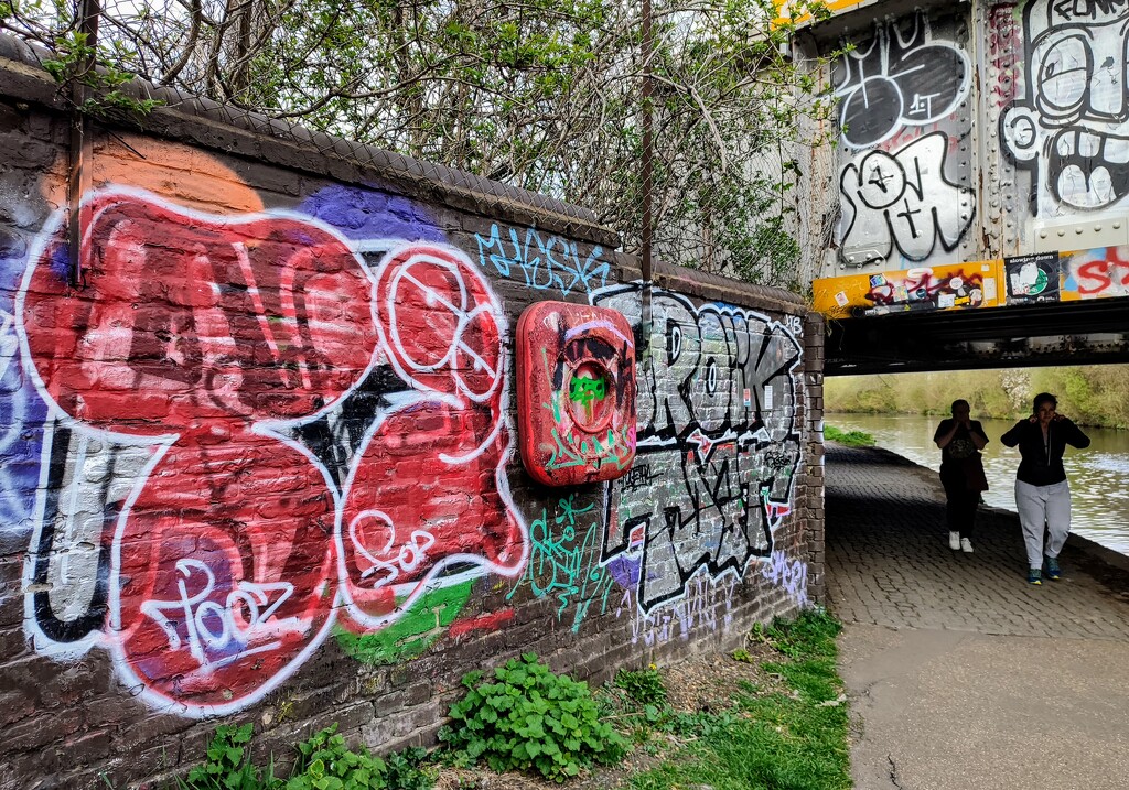 Graffiti by the bridge  by boxplayer