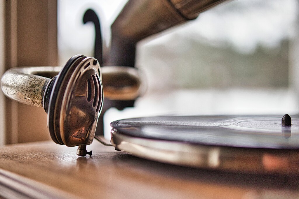 Old gramophone by okvalle