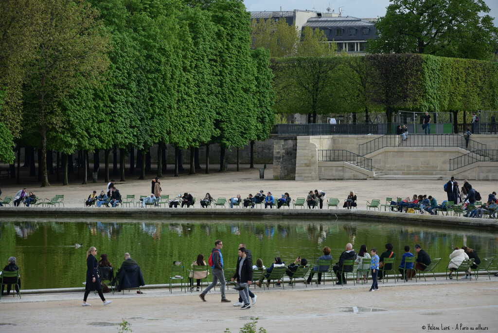 busy day in the Tuileries garden by parisouailleurs