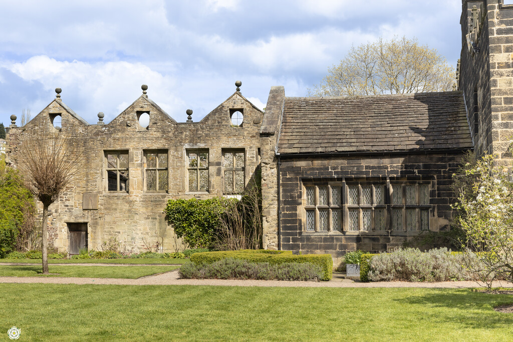 East Riddlesden Hall by lumpiniman