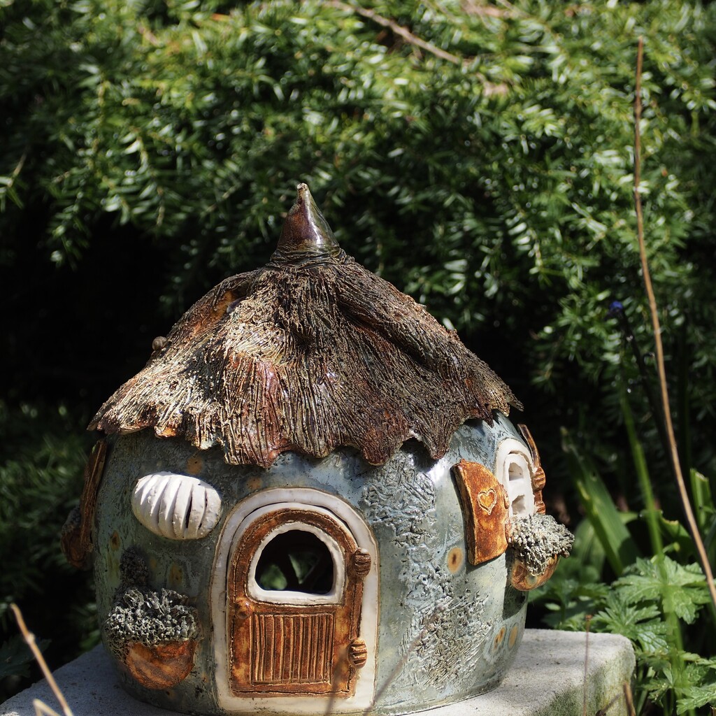 Ceramic hut by jacqbb