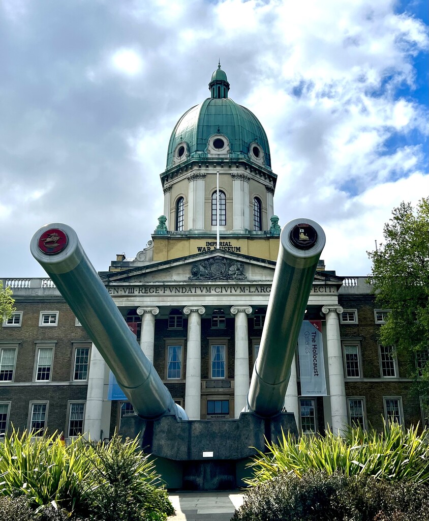 The Imperial War Museum, London  by rensala