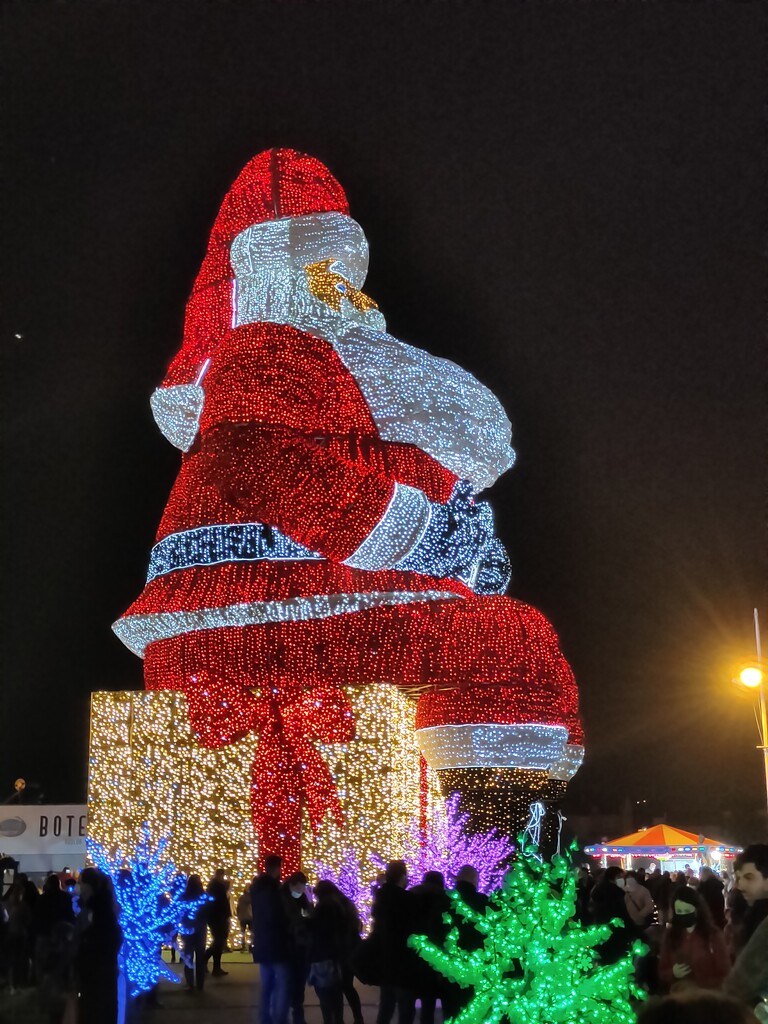 Giant Santa by belucha
