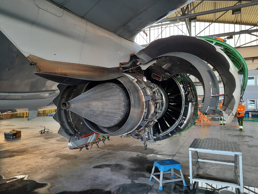737's engine by solarpower