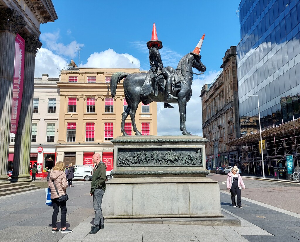 Duke of Wellington statue, Glasgow  by samcat