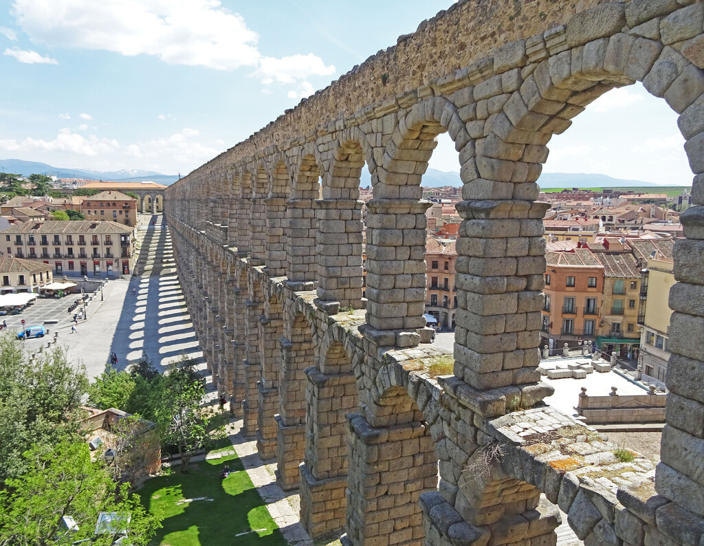 Roman Aqueduct in Segovia by marianj