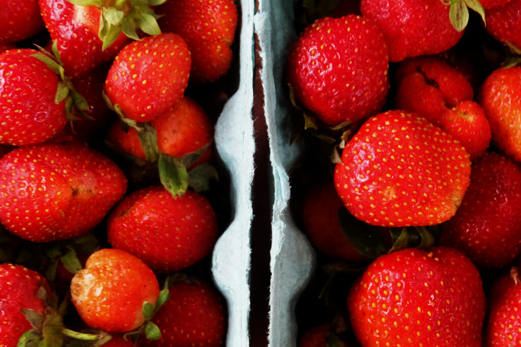 Market Strawberries by linnypinny