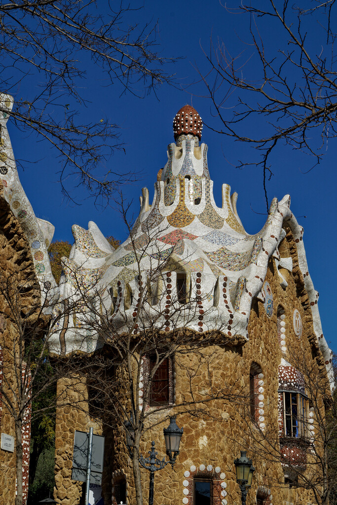 0523 - Building in Parc Guell by bob65