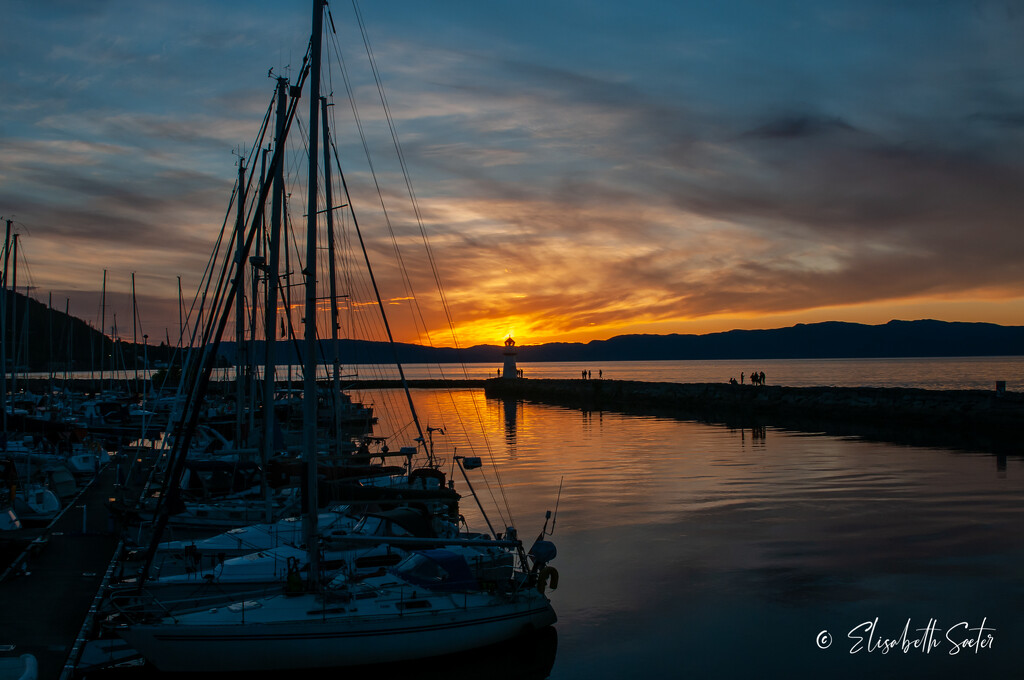 Sunset in Trondheim by elisasaeter