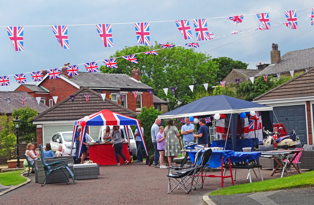 Cul-de-sac Jubilee Street Party by marianj