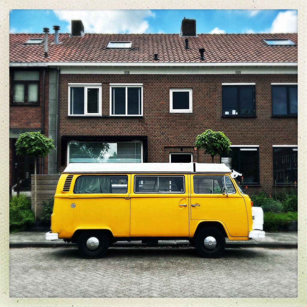 Yellow van by mastermek