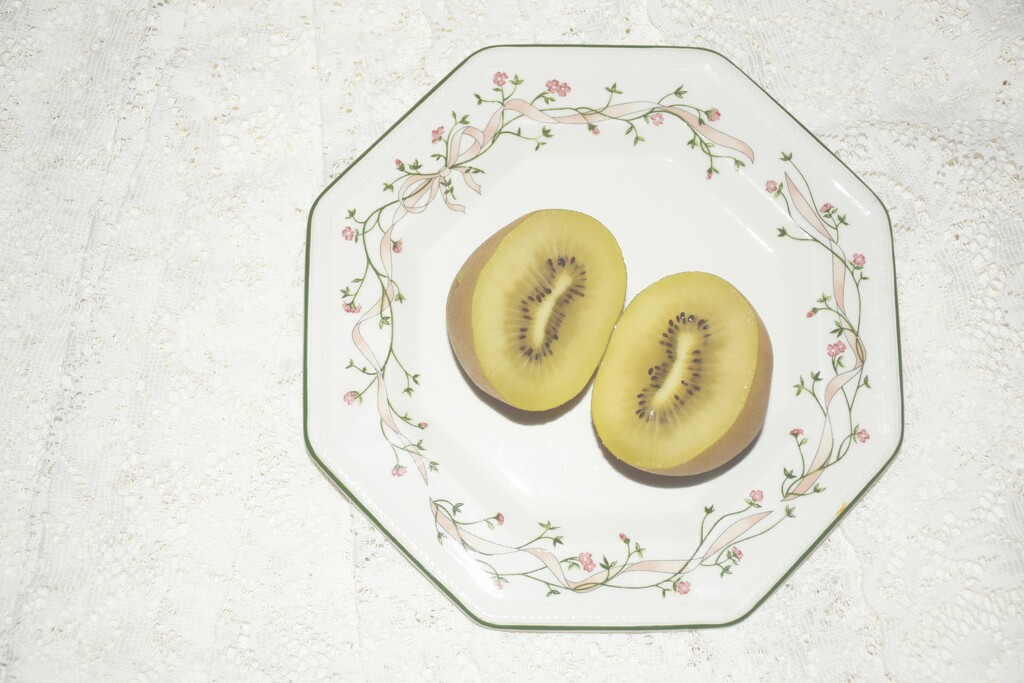 kiwi fruit by mirroroflife