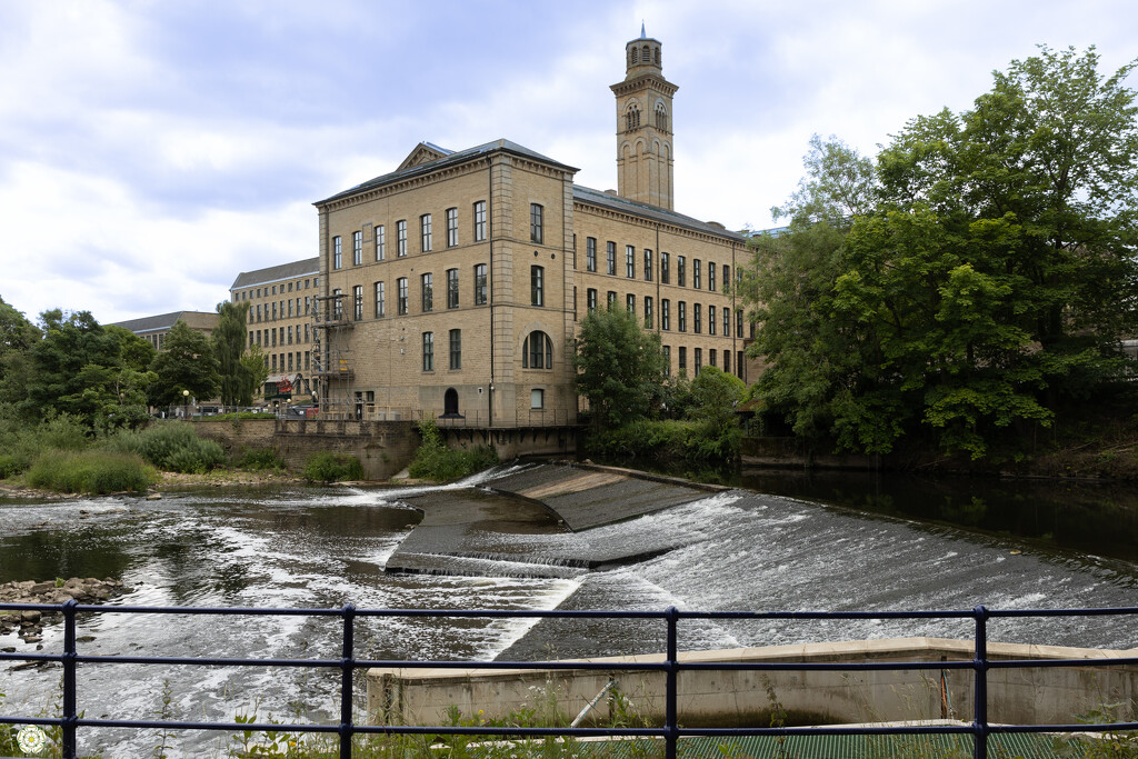 Saltaire by lumpiniman