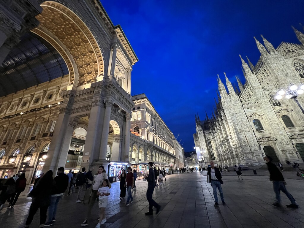Piazza del Duomo, Milan  by rensala