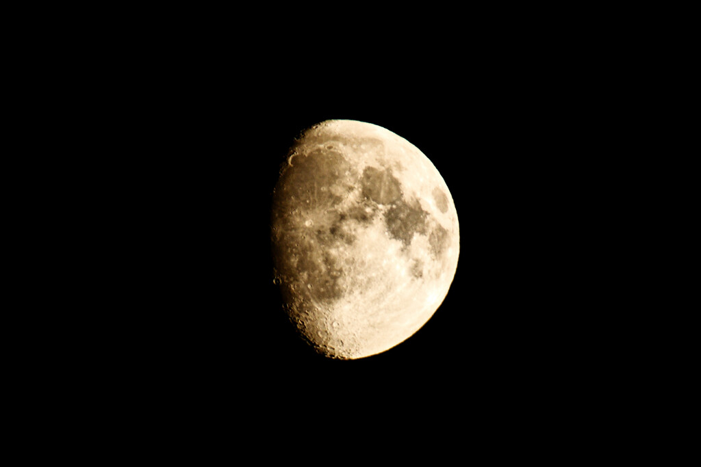 2022-07-09 Moon by cityhillsandsea