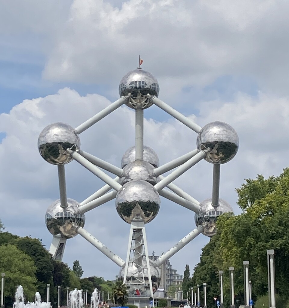 Atomium by elainepenney